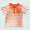 Playera tipo polo, rayas naranjas y blancas, manga corta, para niño.