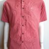 Camisa casual para caballero, color coral con estampado.