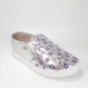 Tenis para niña, color plata con estampado de estrellas moradas y rosas.